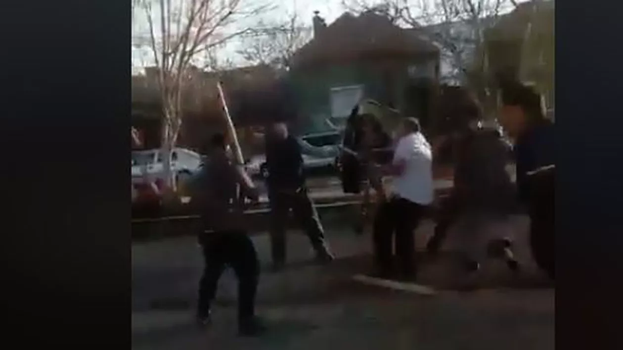 13 oameni reținuți după bătaia din Calafat, în care un poliţist a fost agresat (VIDEO)