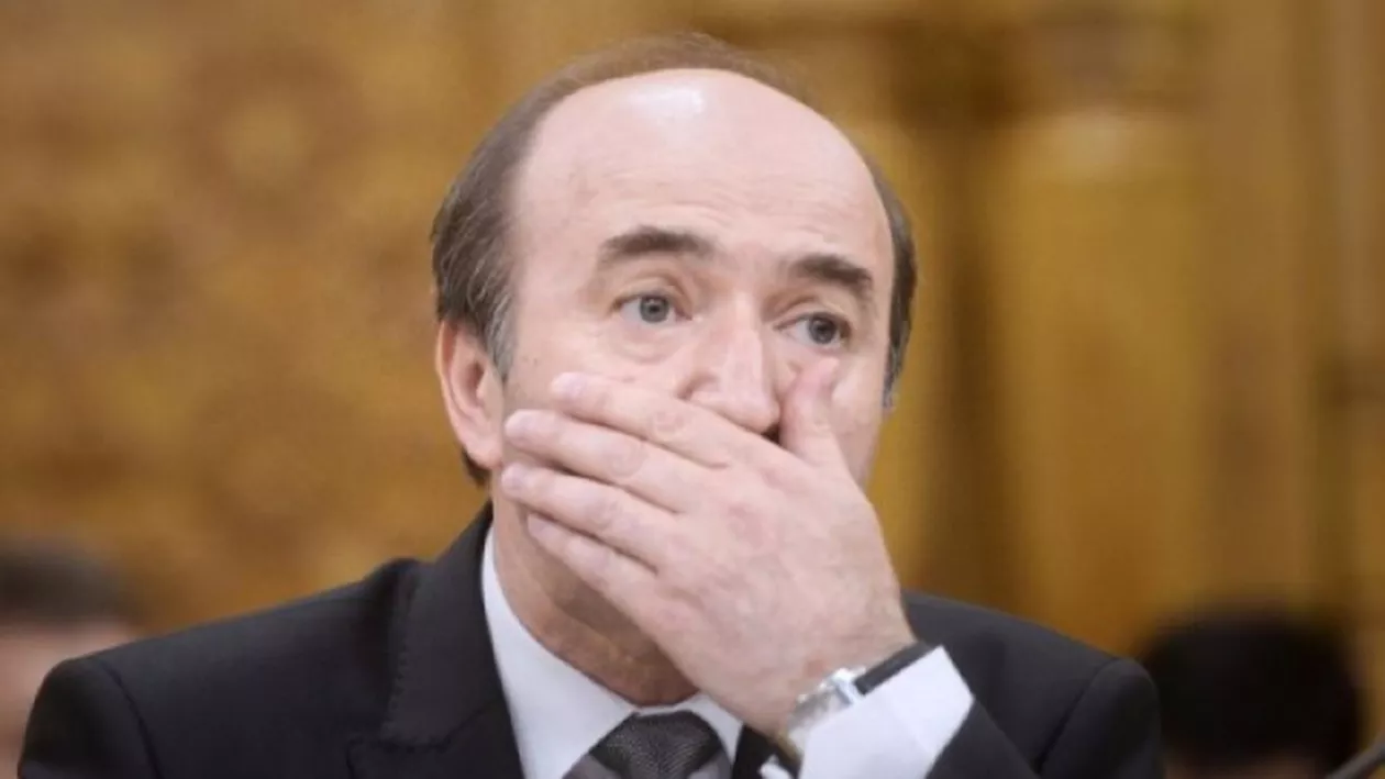Un bărbat de 70 de ani A SPART geamurile Ministerului de Justiție cu PIETRE. Bătrânul este foc și pară pe Tudorel Toader