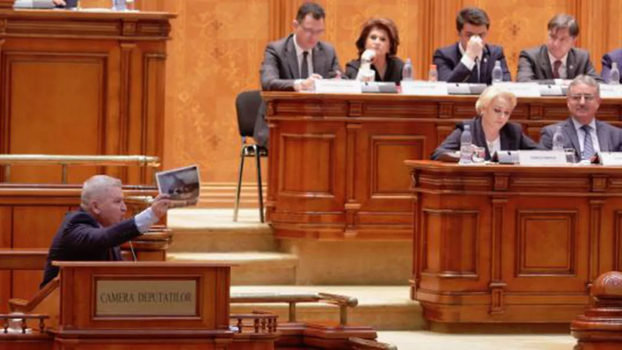 MOȚIUNE DE CENZURĂ. Un deputat i-a dat lui Dăncilă poze cu persoane agresate: ''De ce azi Parlamentul e plin de jandarmi, iar în afara Parlamentului e plin de jandarmi? Vă e frică să ieșiți printre oameni?'' (VIDEO)