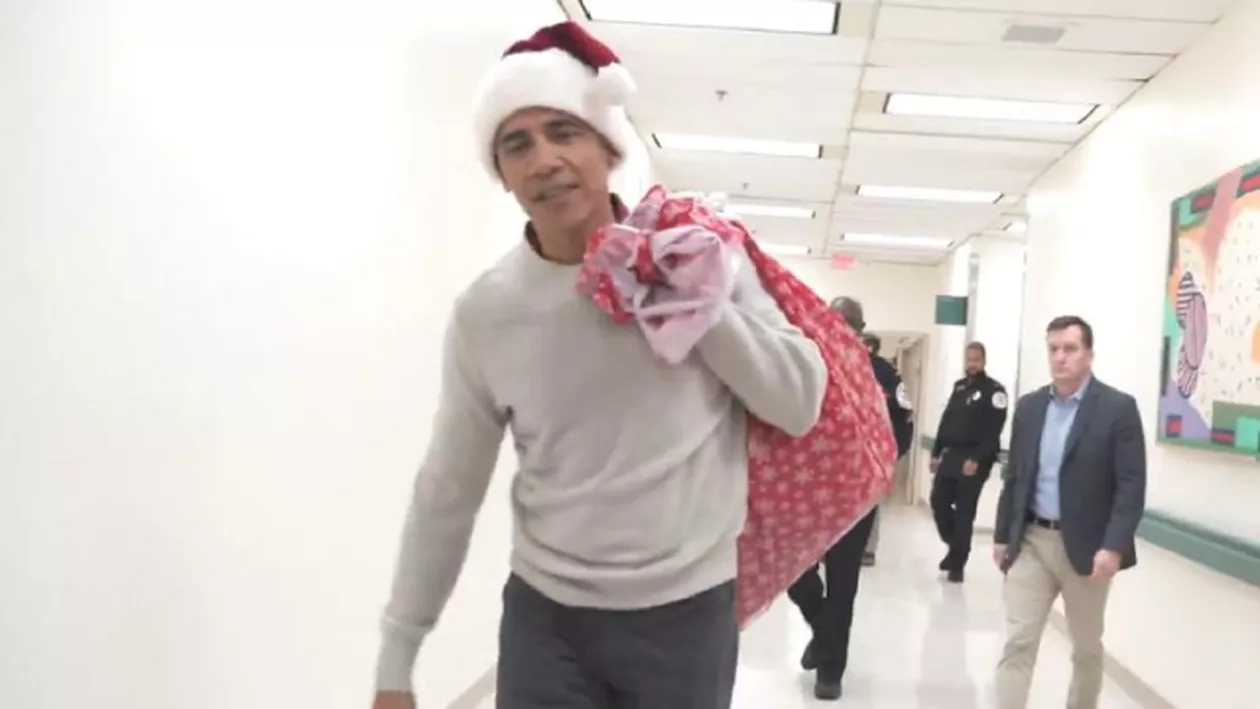 SANTA OBAMA: Uite ce a făcut fostul preşedinte al SUA costumat în Moş Crăciun! (VIDEO)