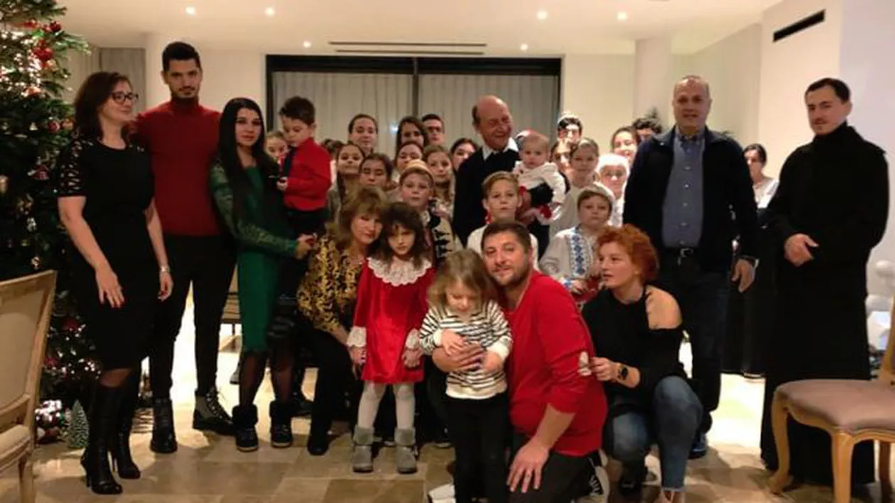 Traian Băsescu petrece Crăciunul în familie: Imagini înduioşătoare cu cei patru nepoţi ai fostului preşedinte (FOTO)