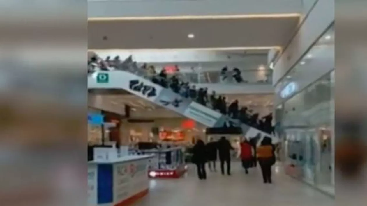 Panică în Ploieşti: Peste 1000 de persoane au fost evacuate dintr-un mall în urma unui incendiu (VIDEO)