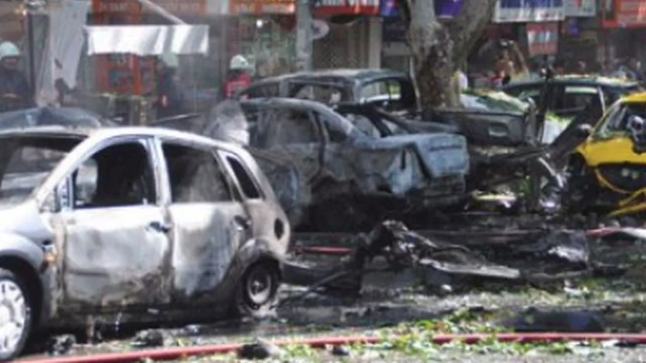 Autobuz plin cu turiști, vizat de o explozie! Autoritățile sunt ÎN ALERTĂ. Bilanțul VICTIMELOR (FOTO)