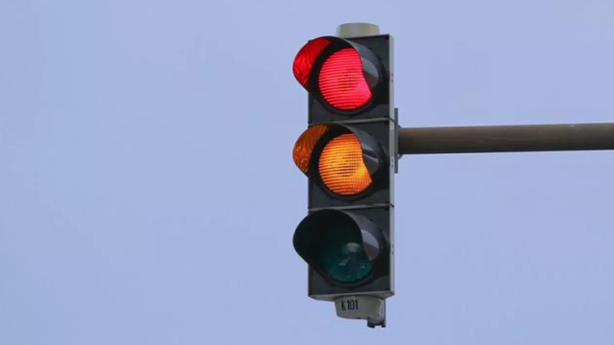 Alertă în Capitală! Sistemul de semaforizare, atacat de indivizi necunoscuţi. Primăria a depus plângere penală (VIDEO)