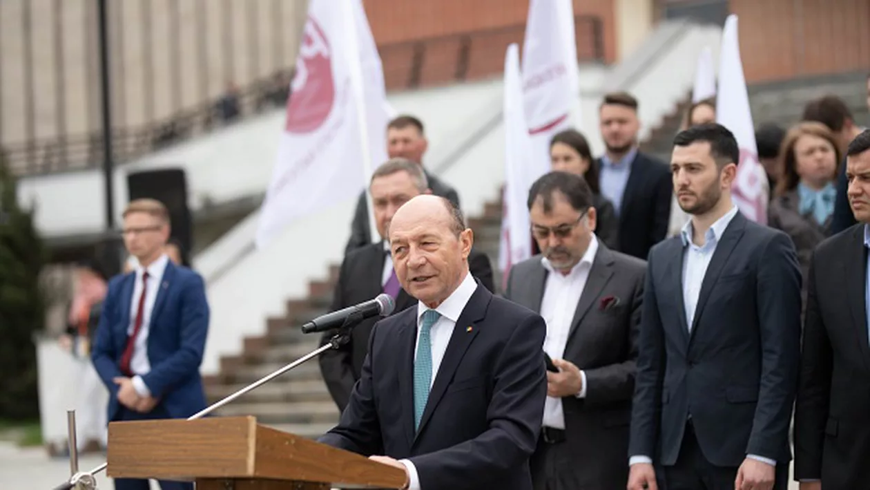 Traian Băsescu: 'Mercenarii jurnalismului românesc sunt de fapt doar nişte simbriaşi slugarnici, plătiţi bine de PSD'
