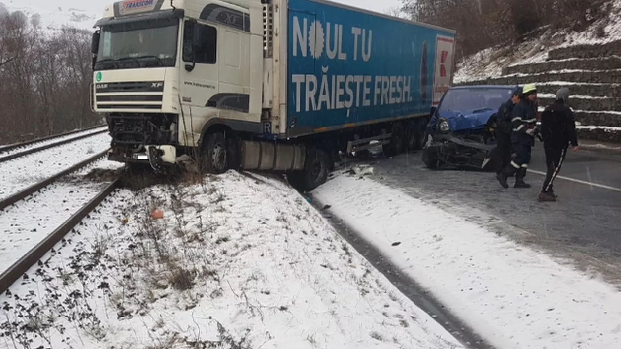 Accident TERIBIL în Cluj: Un TIR, un microbuz şi o maşină s-au LOVIT. Camionul a ajuns pe CALEA FERATĂ. Traficul rutier şi feroviar, ÎNCHISE (FOTO)