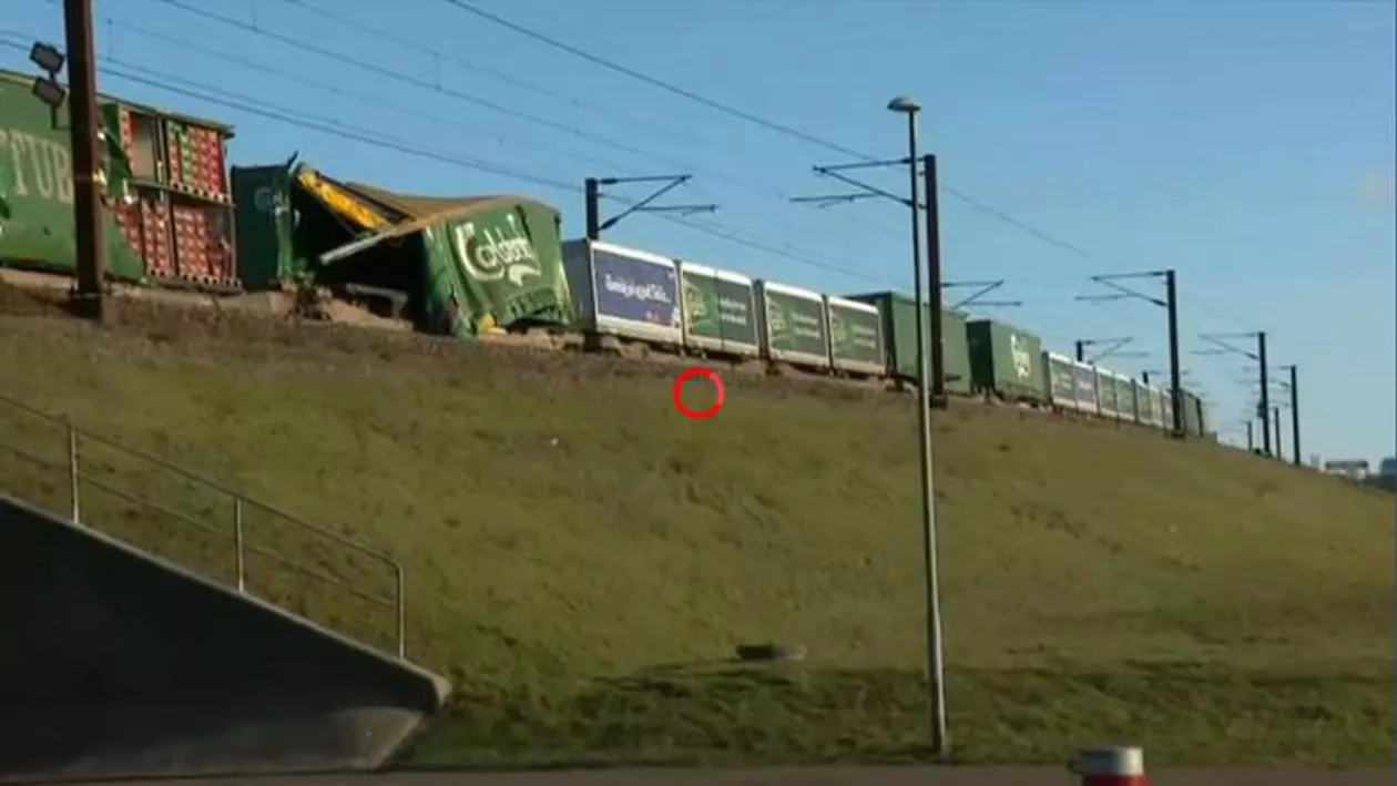 TRAGEDIE FEROVIARĂ: Un tren de pasageri s-a CIOCNIT cu un marfar! Bilanţul victimelor