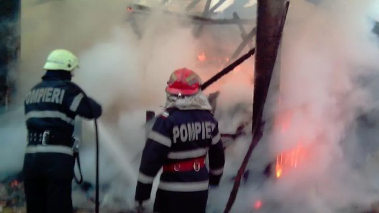 Incendiu devastator în Mureş: 18 persoane evacuate de urgenţă de pompieri (VIDEO)