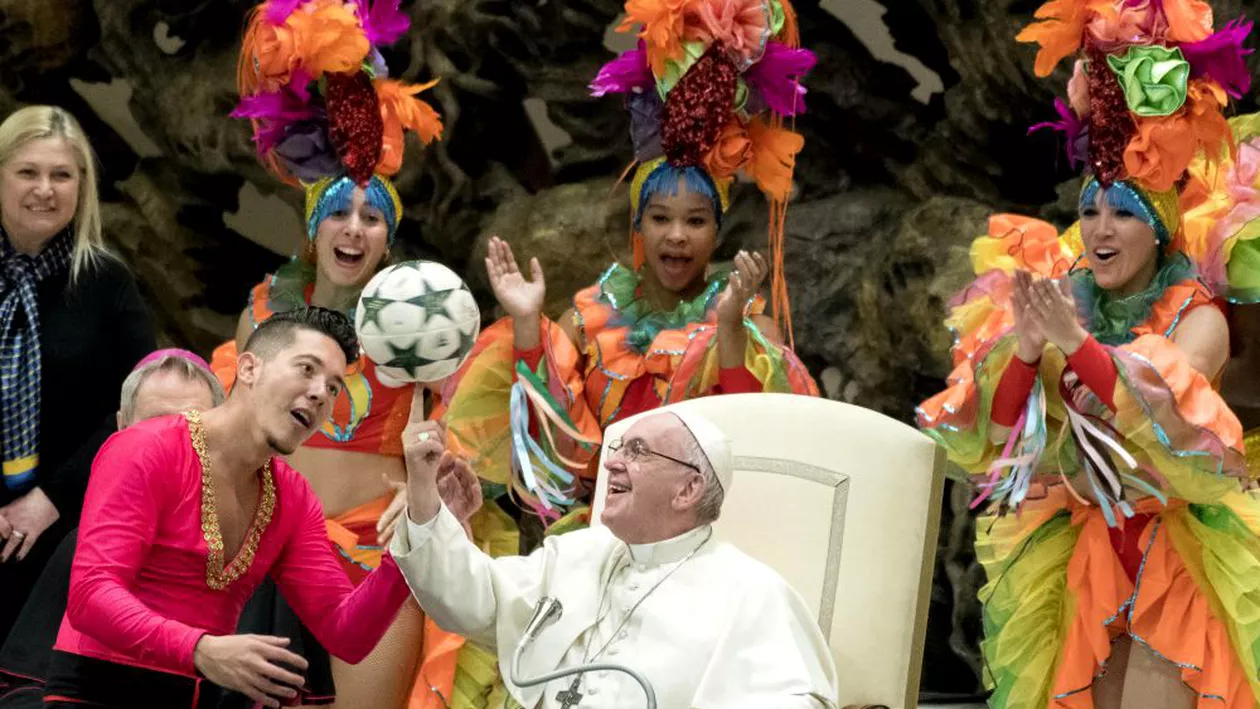 Papa Francisc, acrobat LA CIRC! Imagini INEDITE cu Suveranul Pontif (FOTO)
