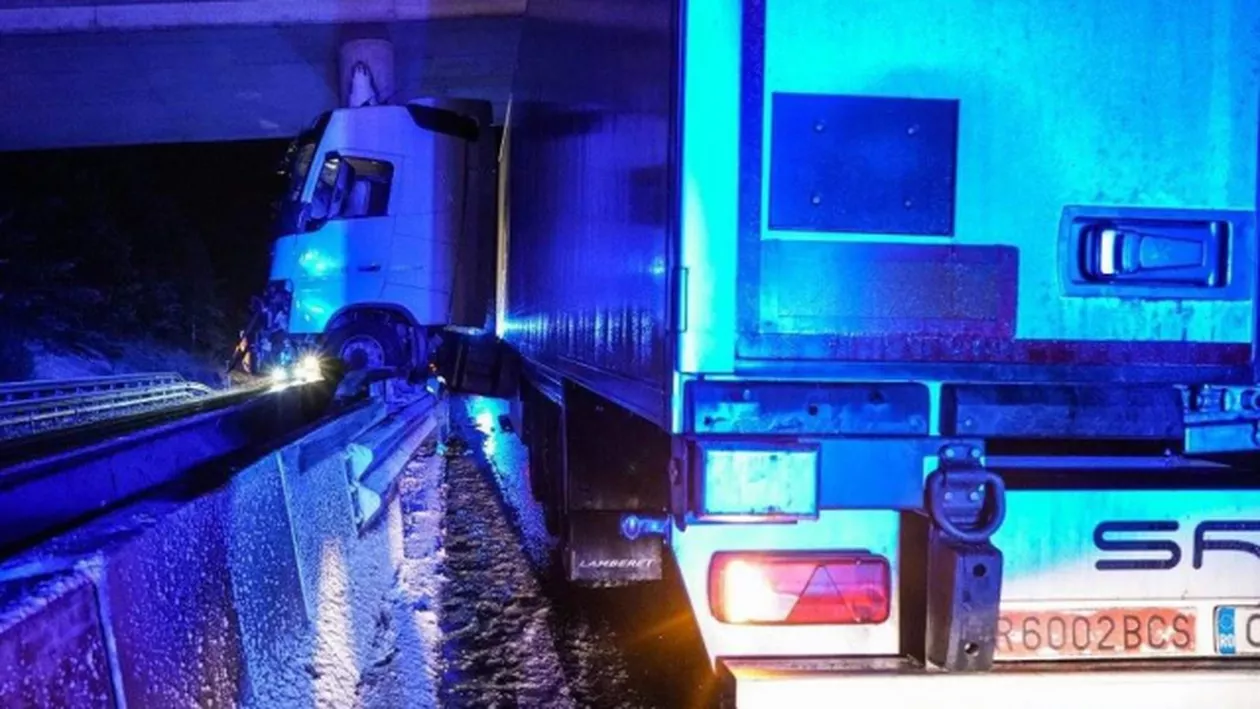 HAOS pe autostradă! Un TIR  A BLOCAT circulaţia timp de ŞASE ORE. Nu avea anvelope de iarnă (FOTO)