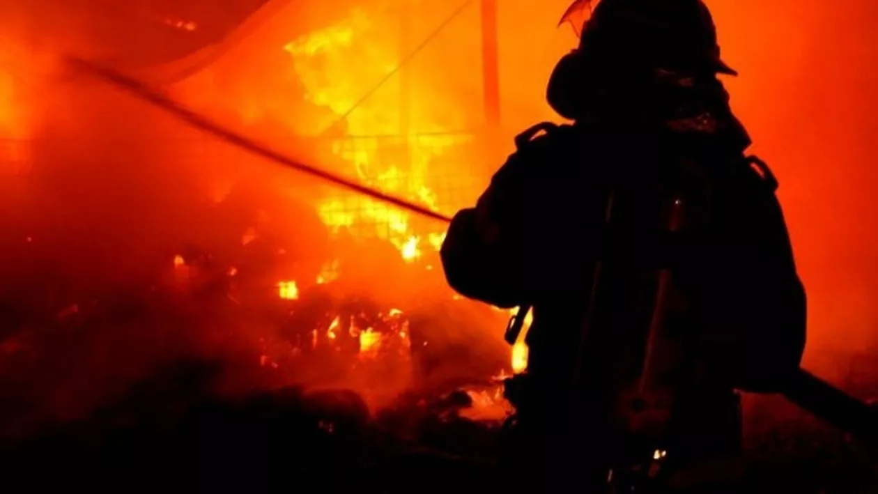 Gest DE NECREZUT al unei femei din Buzău: Şi-a INCENDIAT propria casă. Soţul şi fratele ei au rămas CAPTIVI printre flăcări...