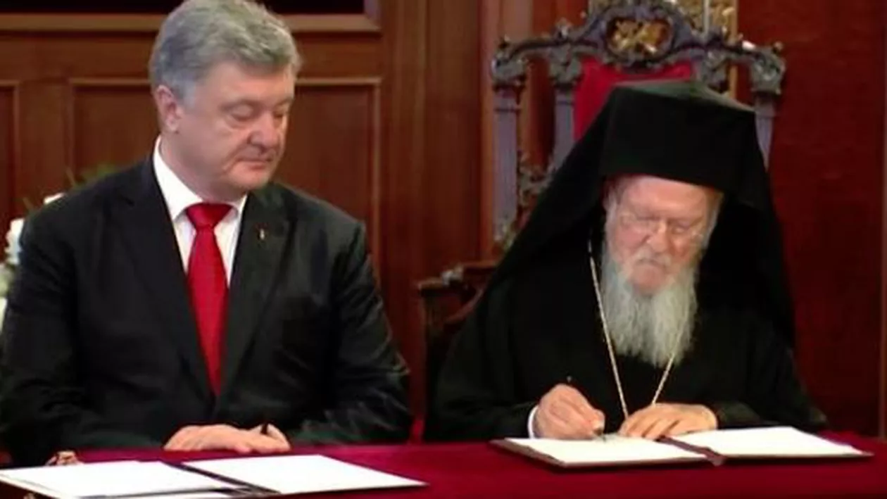 Moment istoric pentru ortodoxie: Patriarhul Ecumenic Bartolomeu a semnat documentul de rupere a Bisericii din Ucraina de cea din Moscova