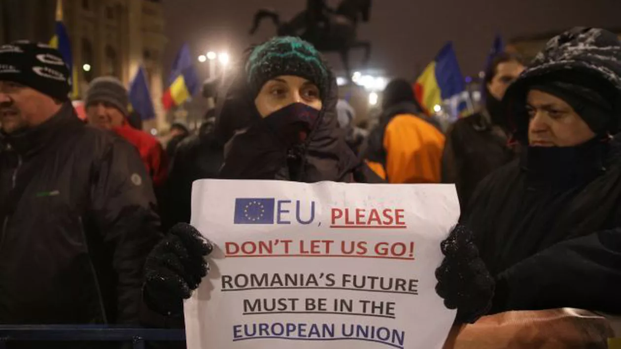 PROTEST în apropierea Ateneului Român unde are loc ceremonia prin care România preia președinția Consiliului UE: ”Vrem Europa, nu dictatură” (FOTO, VIDEO)