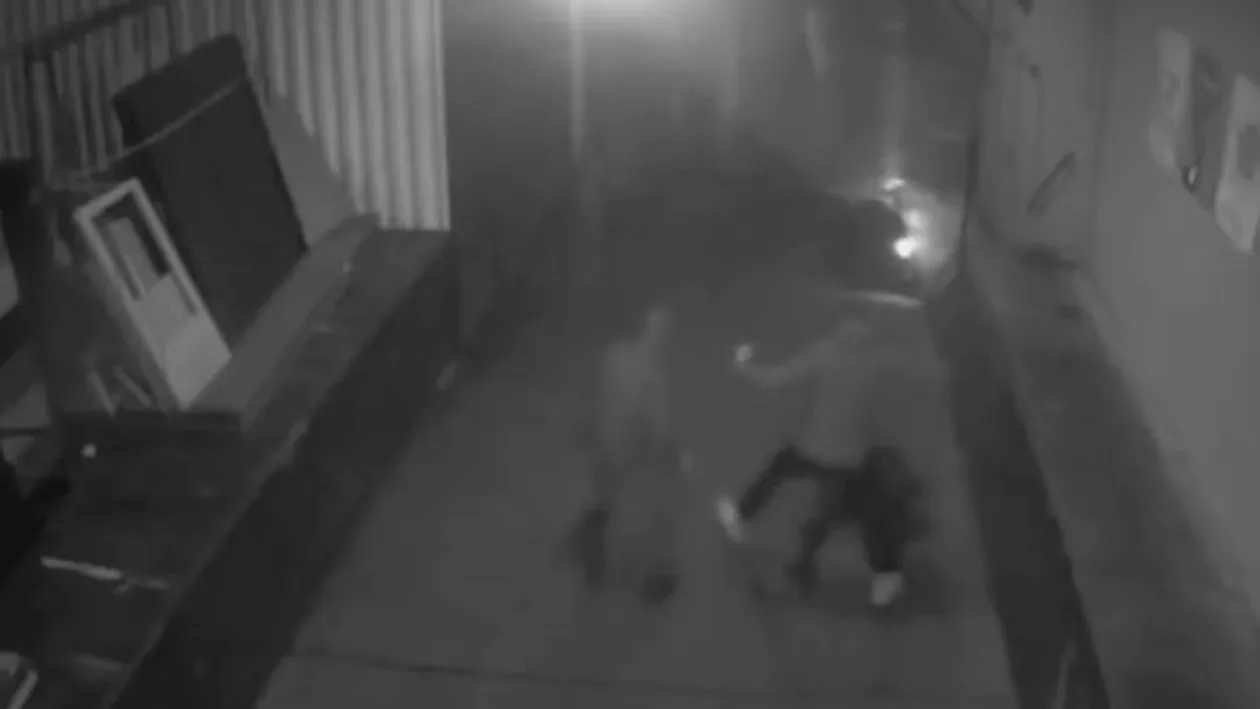 Imaginile cu momentul în care un politician e bătut pe stradă pun la îndoială mărturiile acestuia după atac (VIDEO)