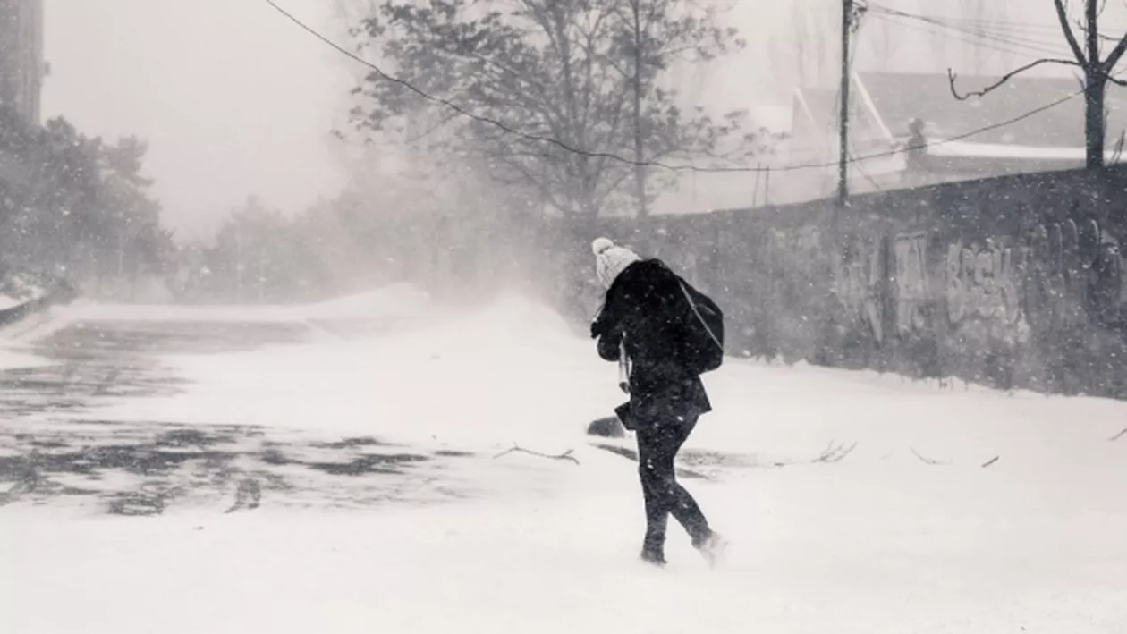 O nouă ALERTĂ emisă de meteorologi! Ţara îngropată în VISCOL şi ninsoare. Lista celor mai afectate judeţe