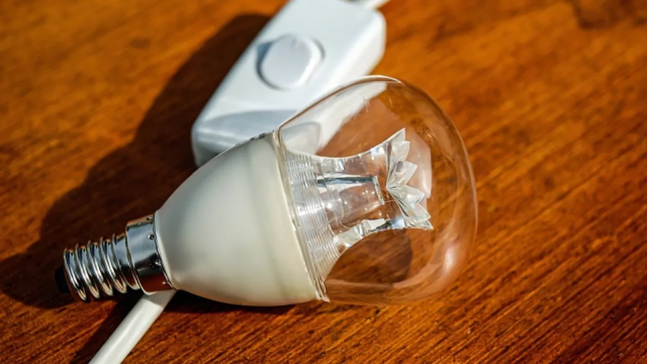 Scenariu ŞOC în plină iarnă: Toţi furnizorii de energie ar putea să-şi lase clienţii casnici FĂRĂ CURENT