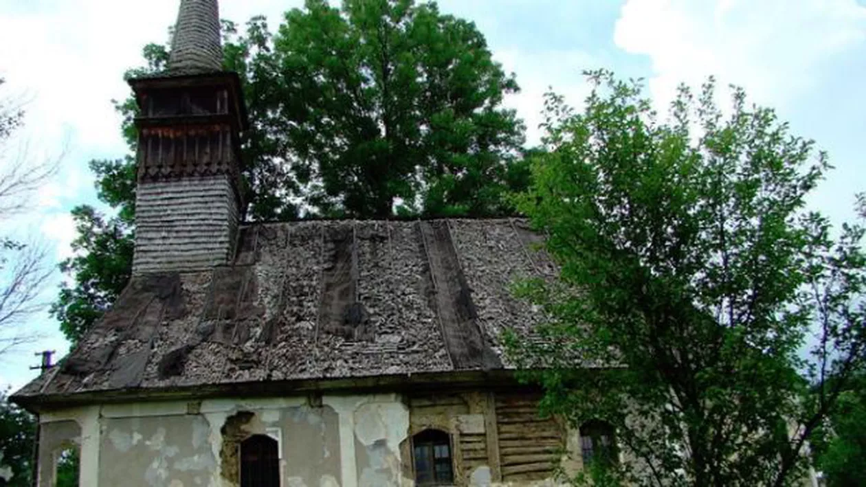 Nepăsarea autorităților distruge moștenirea culturală a țării: O parte din acoperișul bisericii din Buteasa s-a prăbușit fix de Ziua Culturii Naționale (FOTO)