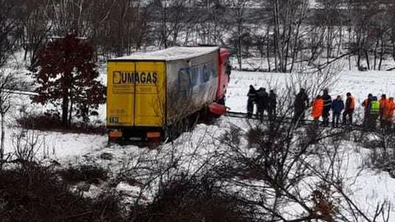 La un pas de TRAGEDIE: Un camion a rămas BLOCAT pe linia de cale ferată, în Hunedoara