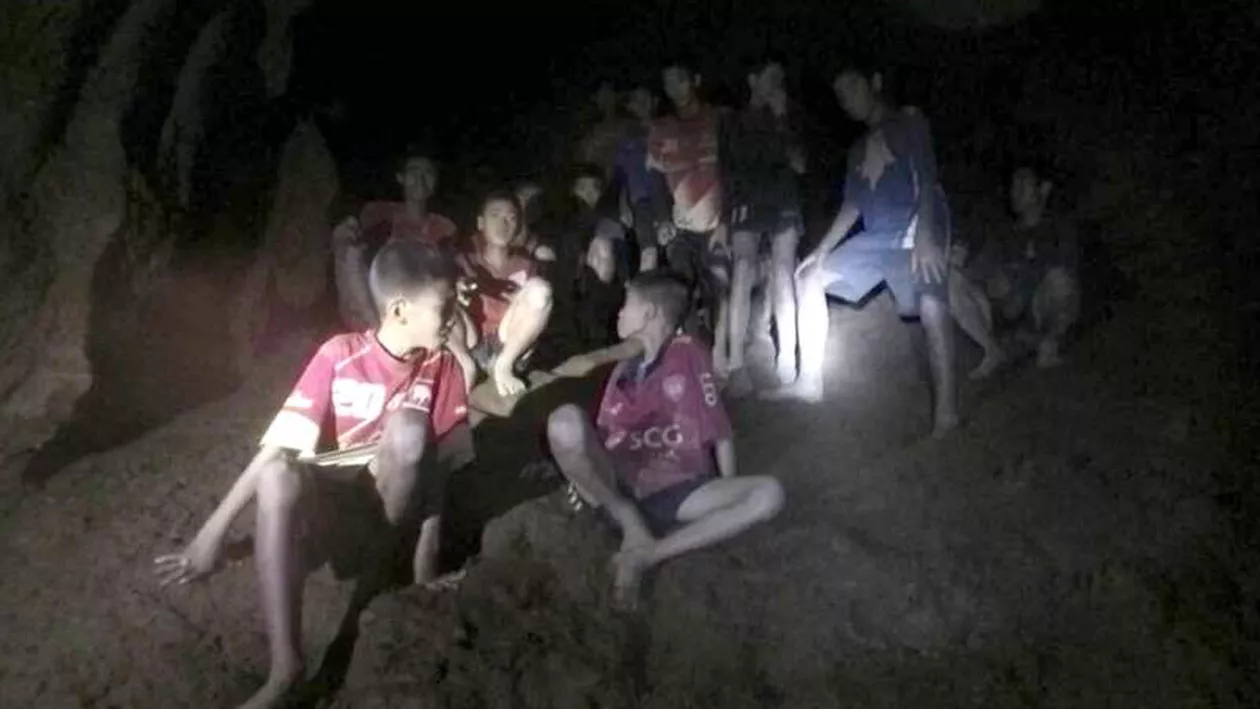 Incredibil cum au fost salvați cei 12 băieţi din peştera din Thailanda: Au fost drogaţi și încătuşaţi. Nu reușeau să înoate prin apele tulburi (FOTO)
