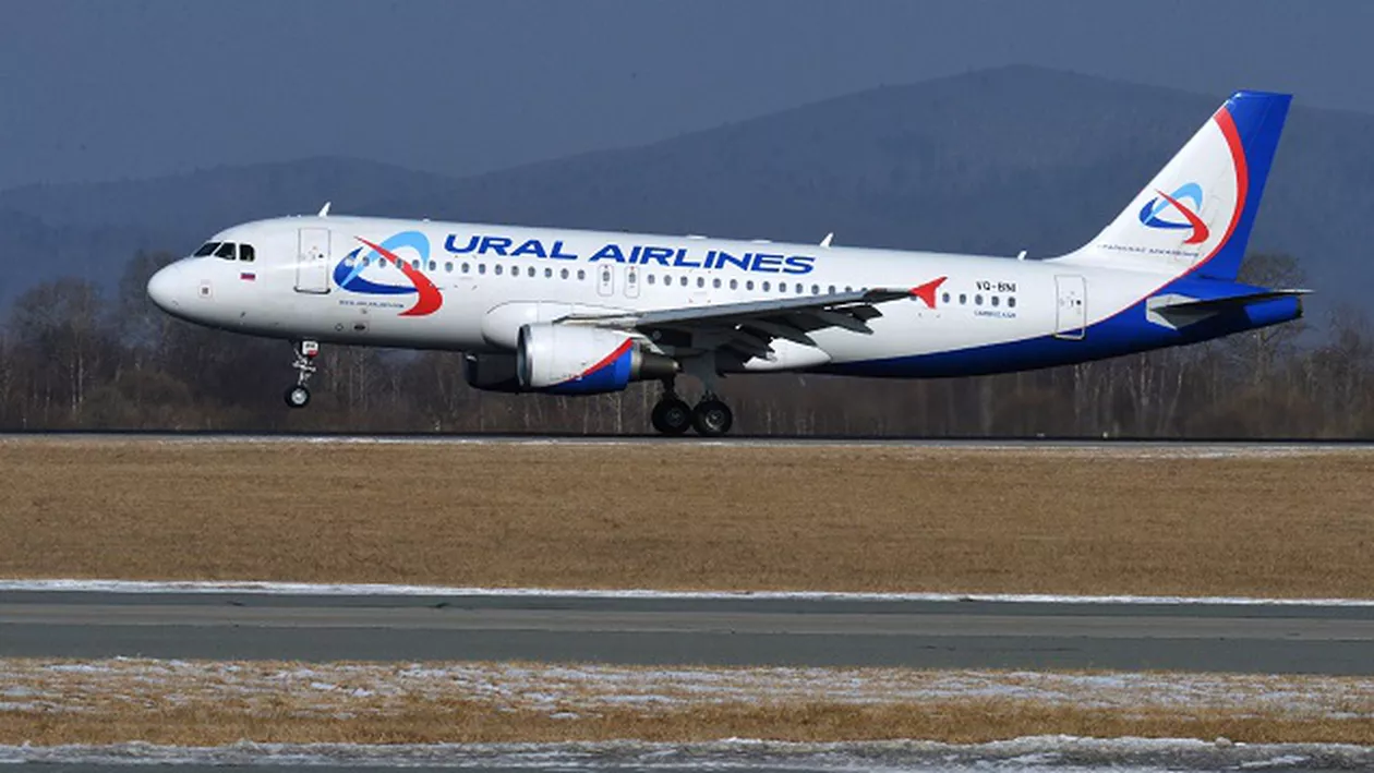 Un avion a aterizat de URGENȚĂ după ce pasagerii au fost loviți de o 'boala misterioasă'. 'Aveau pupilele mult dilatate' (VIDEO)
