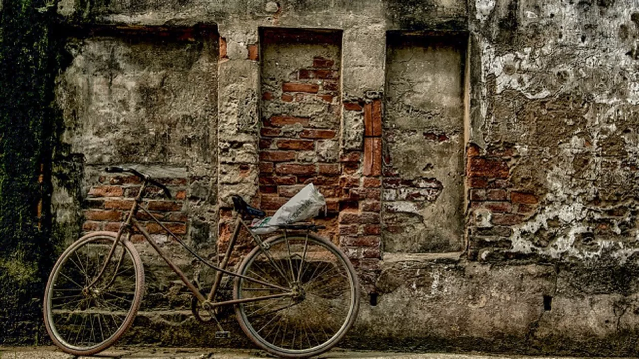 HALUCINANT! Un adolescent îşi duce mama moartă la groapă cu bicicleta. Imaginea care a şocat lumea întreagă (FOTO)