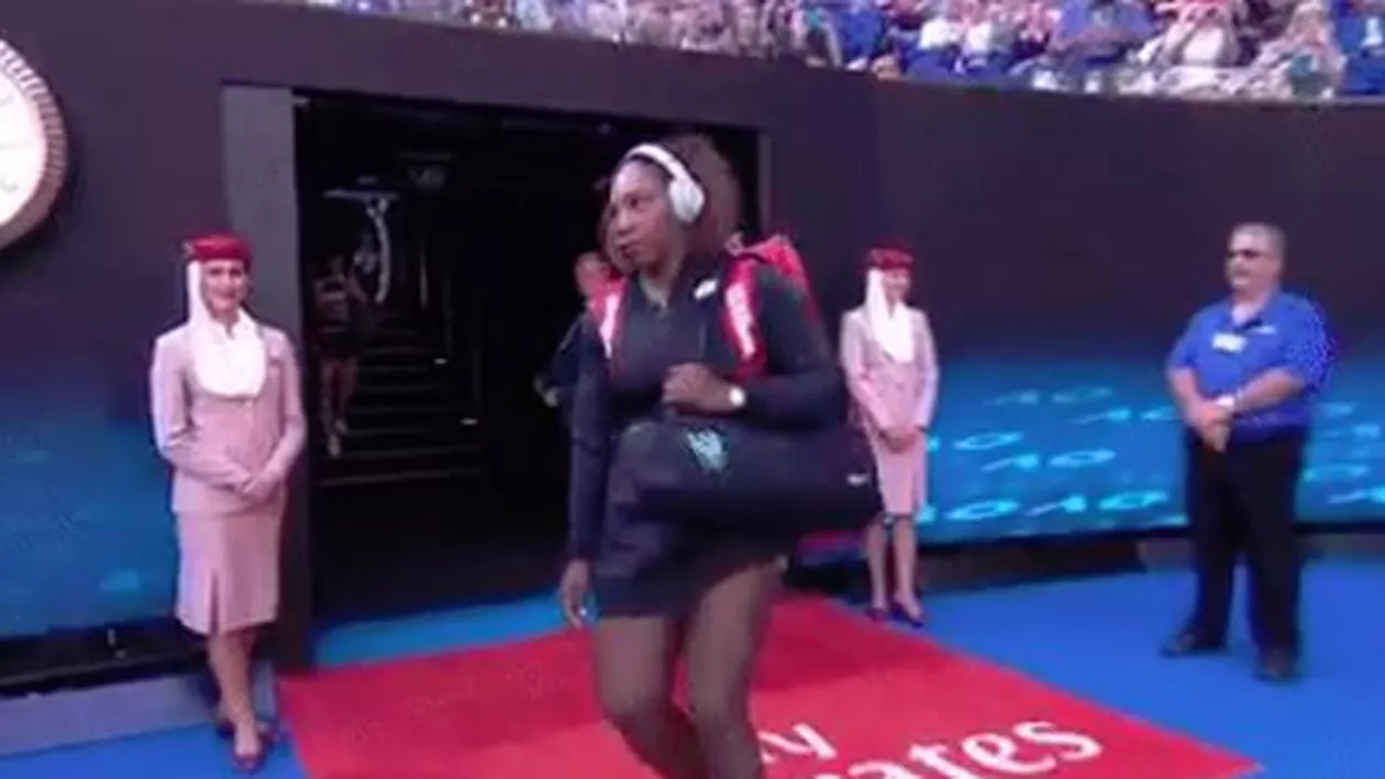 Moment amuzant înainte de meciul lui Halep: Serena Williams a intrat, din obişnuinţă, în momentul când pe arenă era chemat numărul 1 mondial (VIDEO)