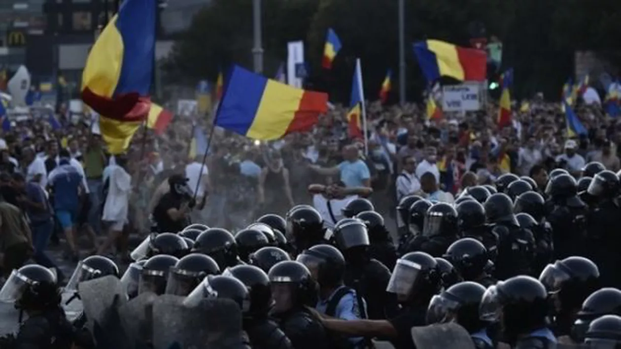 A început PROTESTUL, în Piața Victoriei: Prezență ULUITOARE printre manifestanți