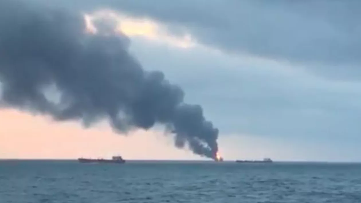 Două nave AU LUAT FOC în Marea Neagră! Zeci de oameni la bord... Bilanţ TERIBIL (VIDEO)