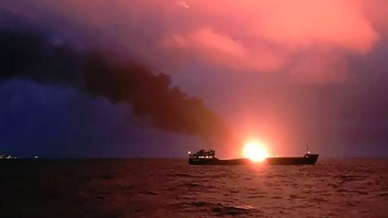 Tragedie în Marea Neagră: Cel puţin 14 morţi după ce două vapoare au luat foc