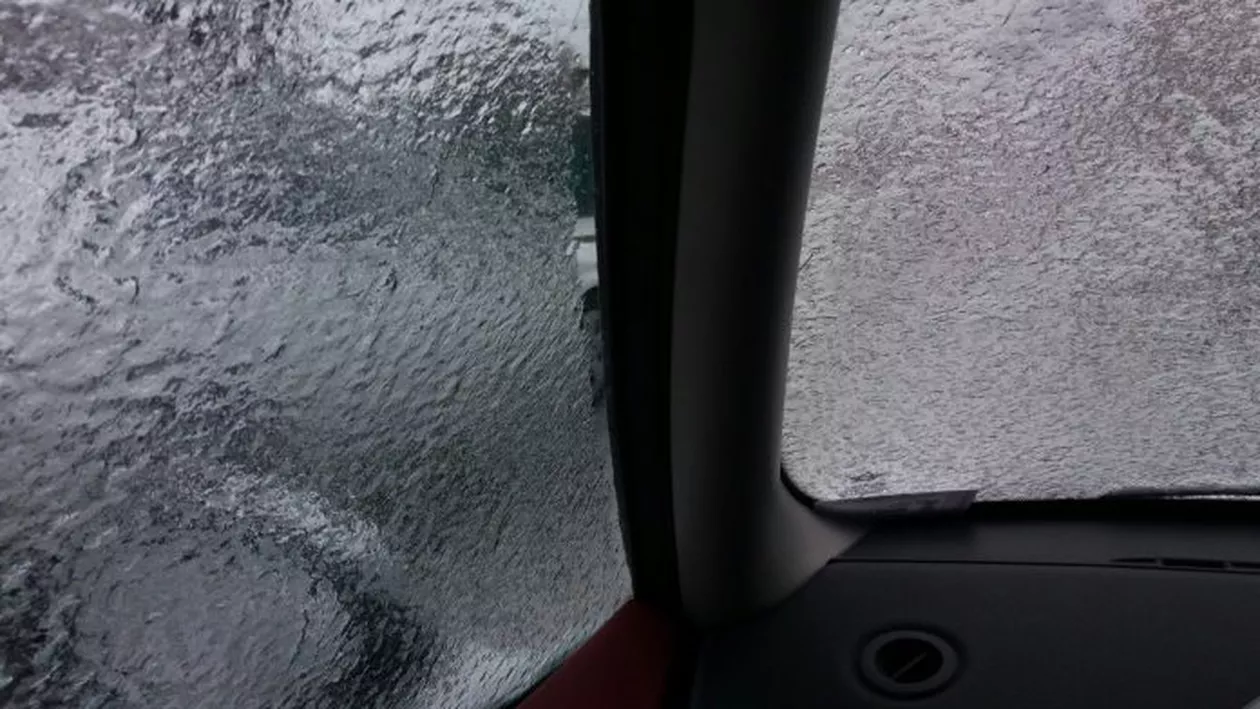 Fenomenul de PLOAIE ÎNGHEȚATĂ lovește din nou! Totul despre freezing rain: Cum va fi afectată România