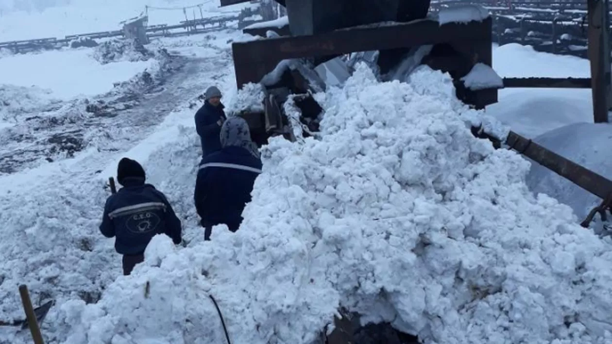 Represalii după greva minerilor din Gorj? Ortacii au fost OBLIGAŢI să deszăpezească cu lopata benzile transportatoare (VIDEO)