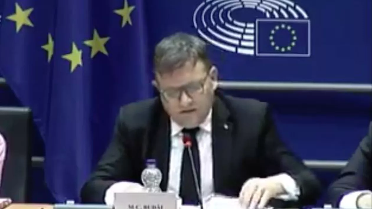 Nici foile nu îi mai salvează pe miniştri din a se face de râs: Marius Budăi s-a încurcat în hârtii la Bruxelles (VIDEO)