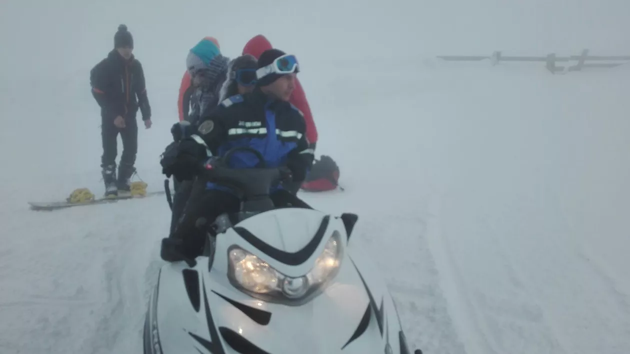 Prahova: Zeci de turişti au rămas BLOCAȚI pe munte din cauza vremii extreme