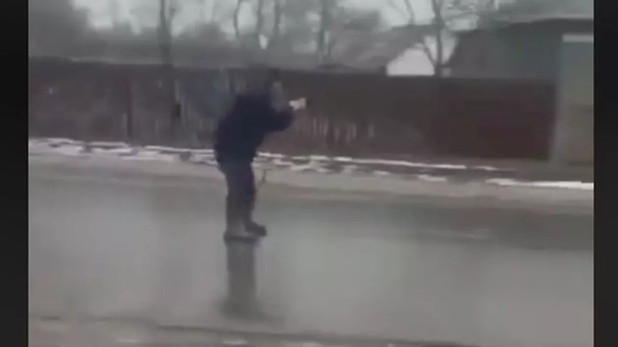VIRALUL ZILEI! Nea Ilie pe gheață! Bărbatul a prins o viteză AMEȚITOARE pe o șosea acoperită de polei (VIDEO)