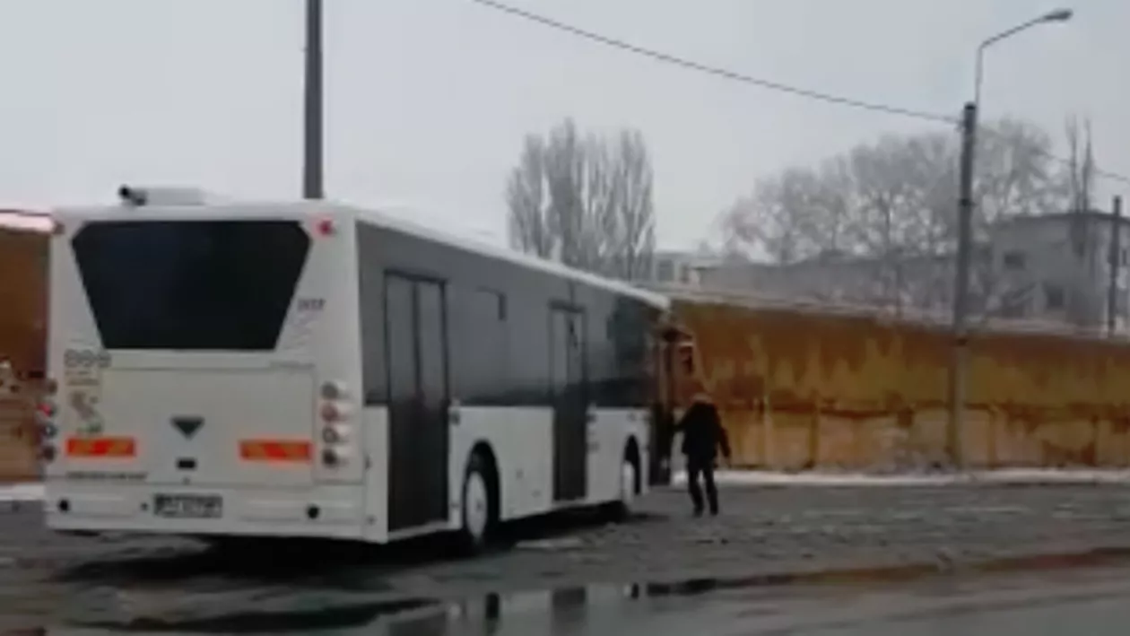 Un autobuz din Ploieşti mergea FĂRĂ ŞOFER pe stradă. Conducătorul auto fugea zadarnic să-l oprească (VIDEO)