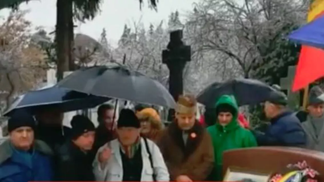 Nostalgicii regimului comunist s-au strâns sâmbătă la mormântul lui Ceauşescu: Se implinesc 101 ani de la naşterea dictatorului (VIDEO)