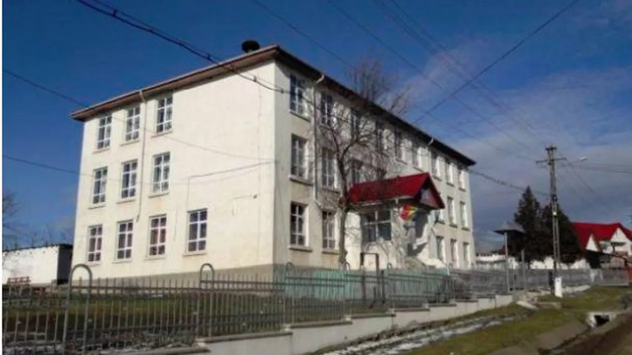 Bani aruncaţi fără sens: Un primar din Botoşani a făcut o toaletă cu 2 etaje de 125.000 de euro la o şcoală din comună, dar e obligat să o ţină închisă