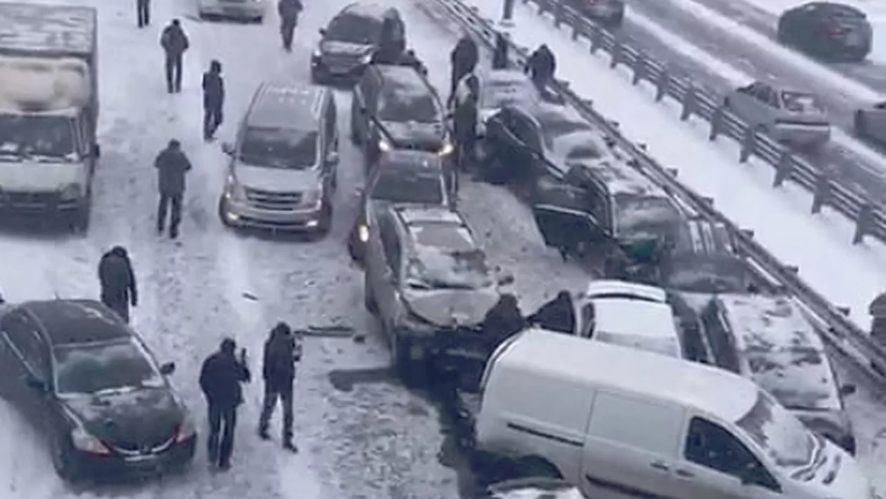 Moscova a fost MĂTURATĂ de cea mai GRAVĂ furtună de zăpadă din ultimii 70 de ani. Peste 50 de maşini s-au LOVIT între ele (VIDEO)