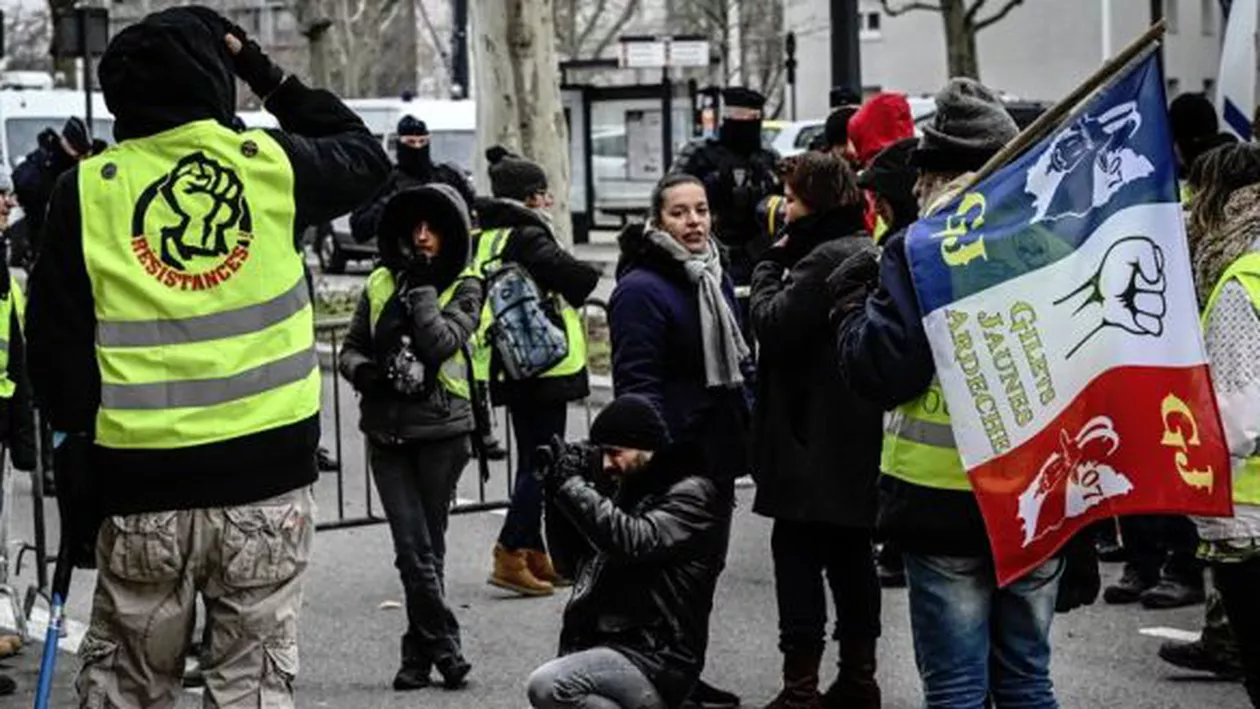 Contramanifestaţie împotriva vestelor galbene în Franţa: Da democraţiei, nu revoluţiei!”