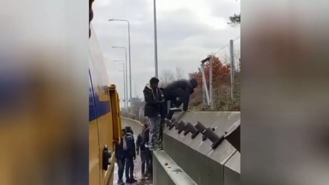 Imaginile care au stârnit indignare! Şofer român filmat descărcând migranţi din TIR pe o autostradă din Marea Britanie (VIDEO)
