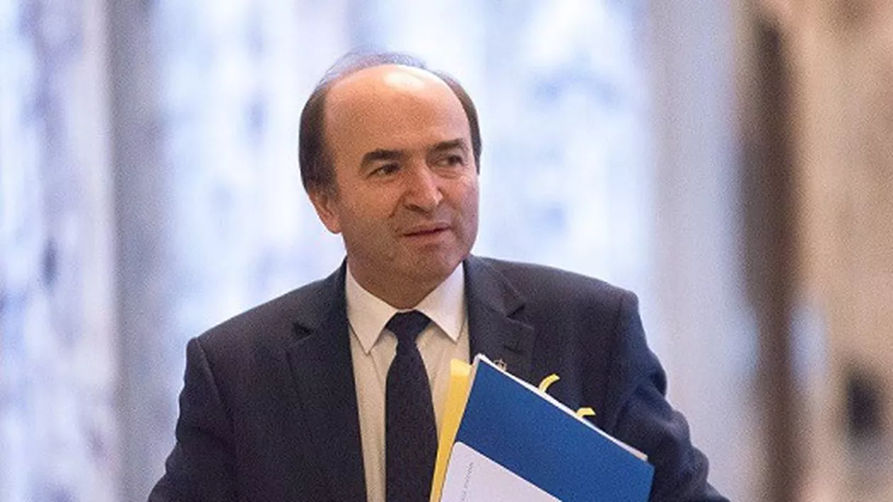 Tudorel Toader: 'Societatea trebuie canalizată pe ideea de prevenţie şi de reintegrare'