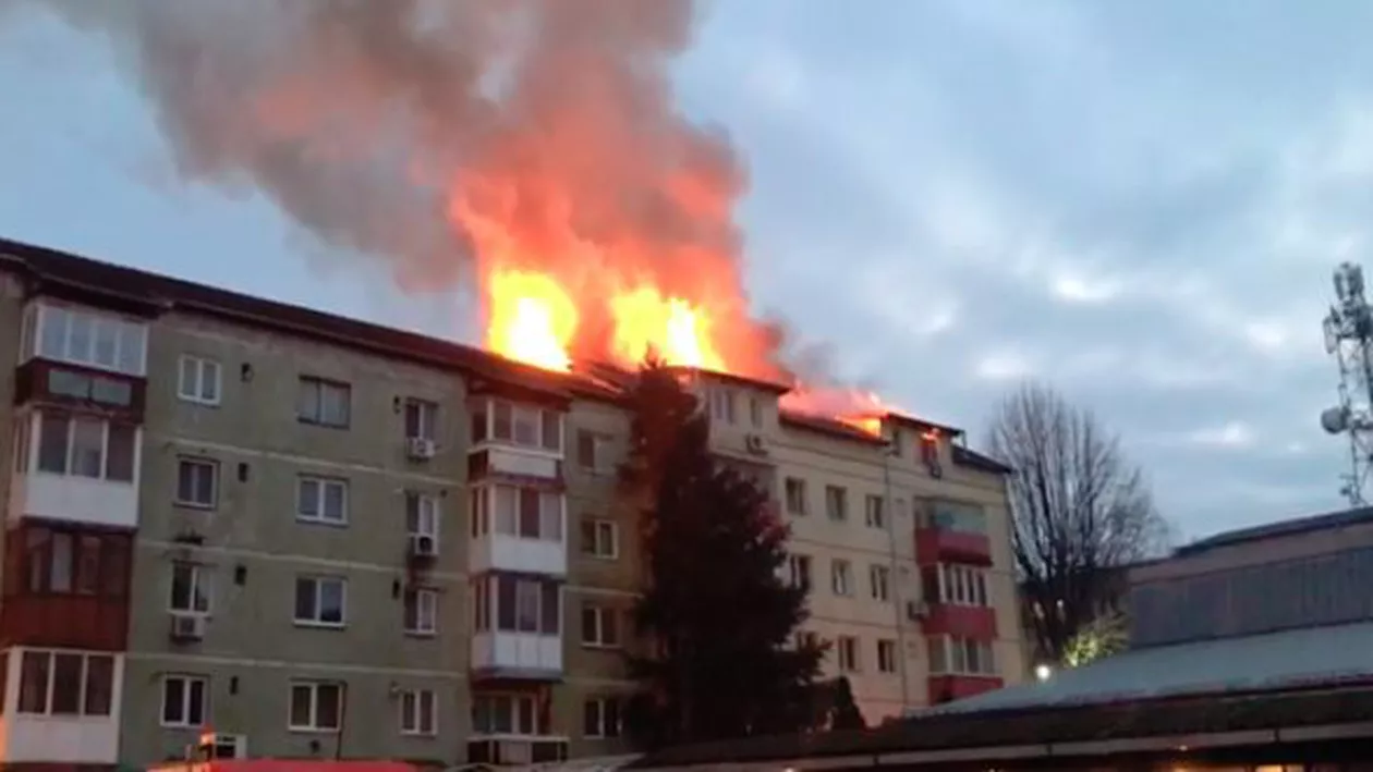 INCENDIU VIOLENT la mansarda unui bloc din Timișoara (VIDEO)