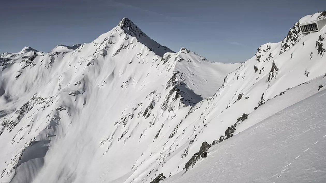 După CUTREMUR, o nouă CATASTROFĂ a lovit țara: Trei persoane, surprinse de o AVALANȘĂ