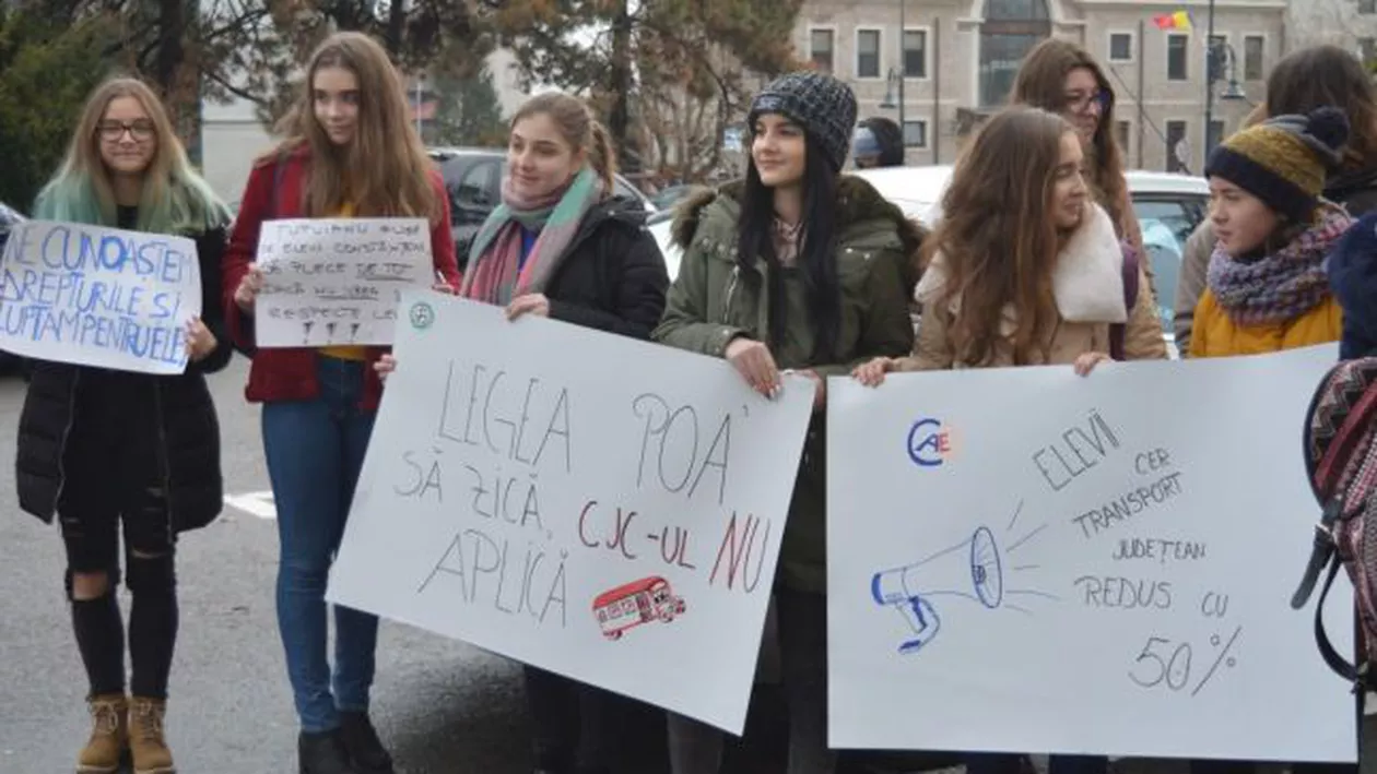 Elevii constănțeni PROTESTEAZĂ pentru reducerea trasnportului județean. Preşedintele CJ:  Vor să meargă de la plajă până la discotecă