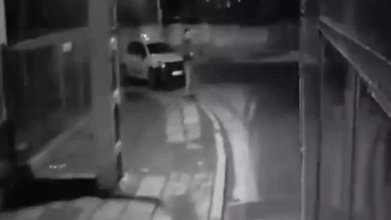 TEROARE în ORAȘE: Autovehicule ATACATE cu pietre de tineri TERIBILIȘTI. Polițiștii sunt ÎN ALERTĂ! (VIDEO)