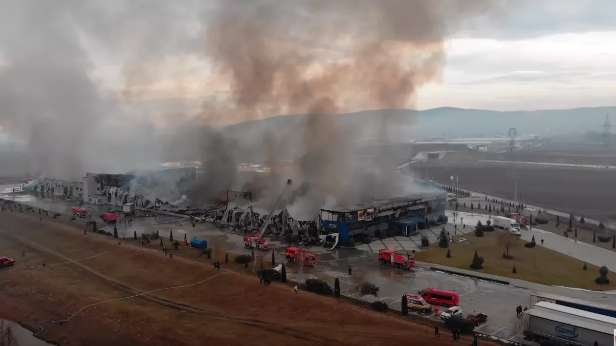 UPDATE: Incendiu DEVASTATOR: O fabrică de 10.000 mp ARDE INTENS! Pompierii intervin chiar acum (VIDEO, FOTO)
