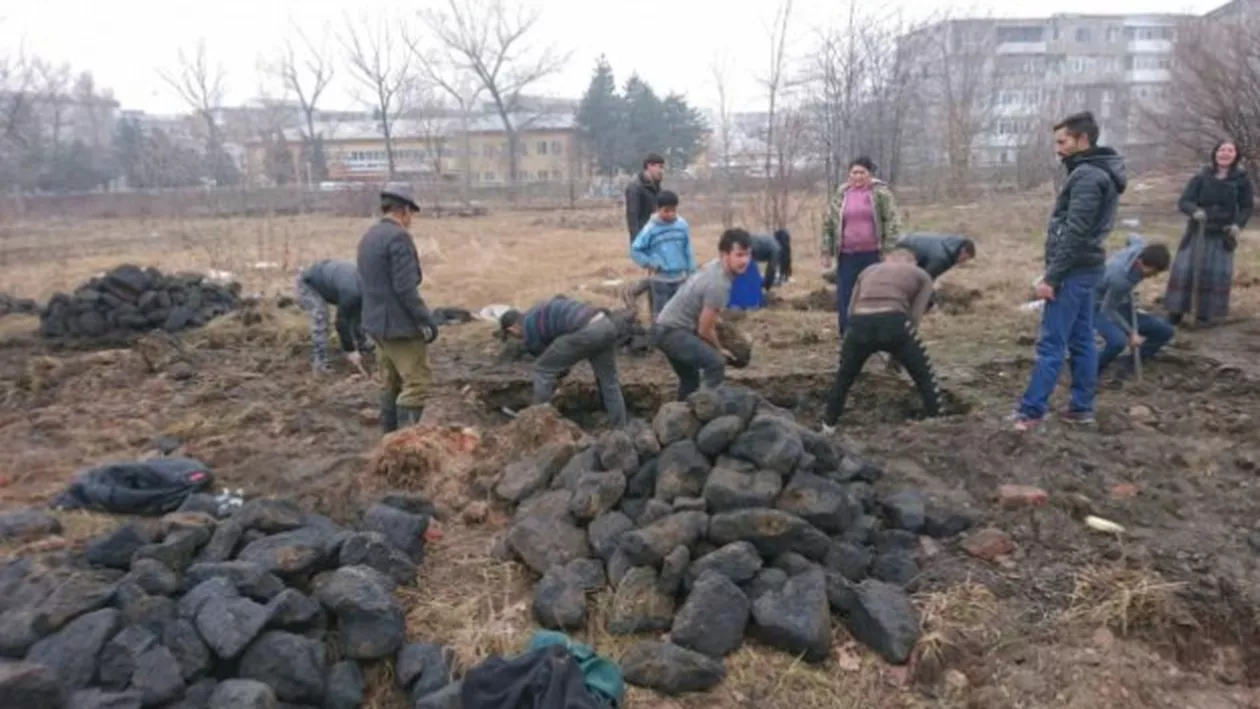 ‘COMOARA’ de sub McDonald's: Zeci de oameni SAPĂ neobosiţi pământul! Incredibil ce au găsit (FOTO)