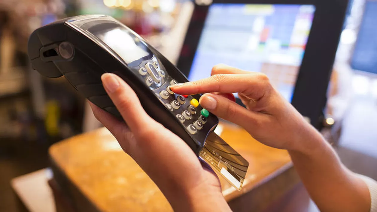 AI GRIJĂ! Hoții îți fură banii de pe card direct din buzunar... Situație HALUCINANTĂ descoperită într-un mijloc de transport în comun