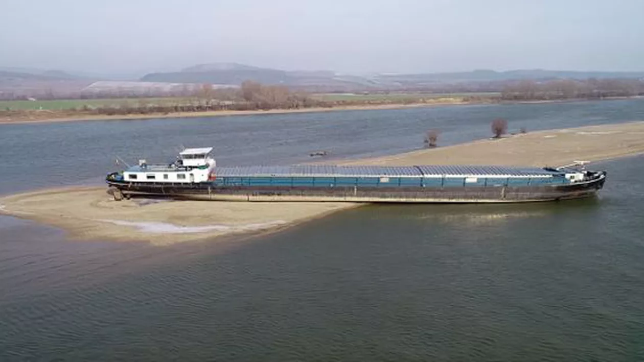ALERTĂ pe Dunăre: O navă ROMÂNESCĂ a eşuat! Anunţ de ultim moment al autorităţilor navale (VIDEO)