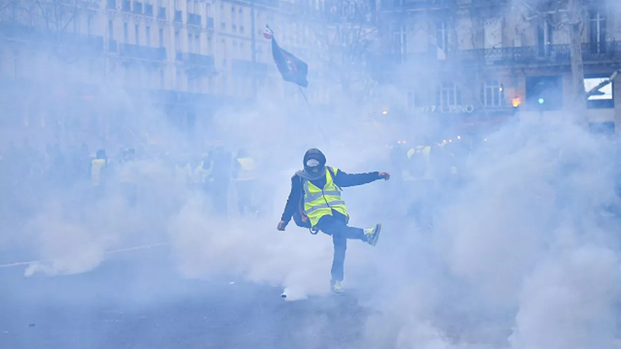 Ce măsuri RADICALE ia în calcul preşedintele Franței pentru a calma vestele galbene